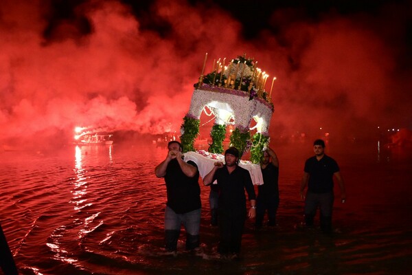 Τολό: H διαφορετική Περιφορά του Επιταφίου μέσα στη θάλασσα