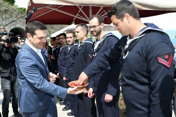 Στον Ναυτικό Σταθμό Κέρκυρας ο Τσίπρας: «Να ευχηθούμε ότι η χώρα θα τα καταφέρει»