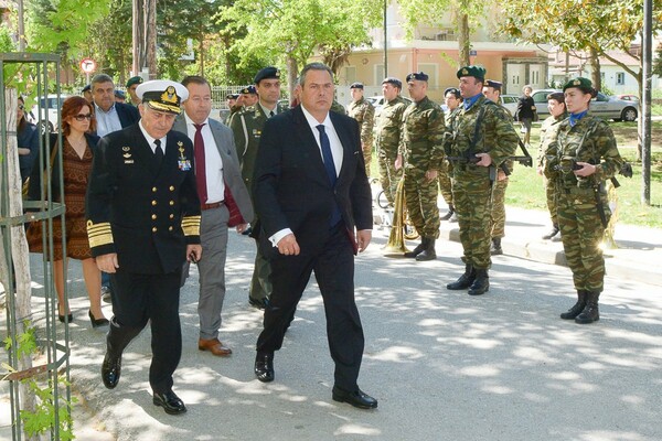 Θρήνος στην κηδεία του κυβερνήτη στη Λάρισα - Ο συγκλονιστικός αποχαιρετισμός της συζύγου