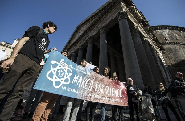 Χιλιάδες άνθρωποι στην παγκόσμια κινητοποίηση για την υπεράσπιση της Επιστήμης