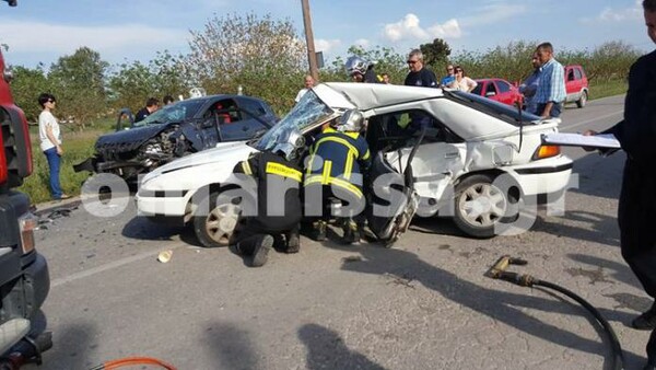 Τραγωδία με έναν νεκρό και τέσσερις τραυματίες σε τροχαίο στη Λάρισα