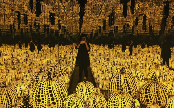 Γλυπτό της Yayoi Kusama καταστράφηκε από επισκέπτη που προσπαθούσε να βγάλει selfie