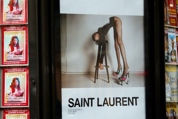 Οργή προκάλεσε η διαφημιστική καμπάνια του οίκου Yves Saint Laurent που «υποβαθμίζει» τις γυναίκες