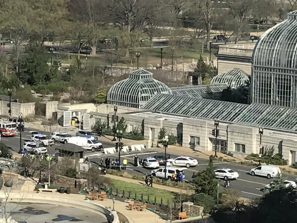 ΗΠΑ: Πυροβολισμοί κοντά στο Καπιτώλιο - Οδηγός έπεσε με το όχημά της πάνω σε περιπολικό