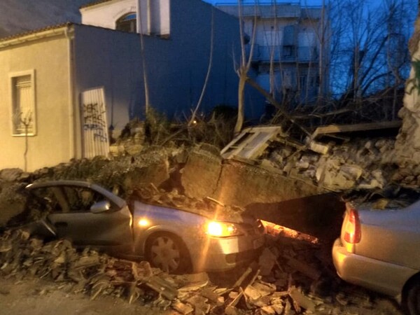 Κατέρρευσε εγκαταλελειμμένο κτίριο στο κέντρο της Αθήνας- Καταπλακώθηκαν ΙΧ