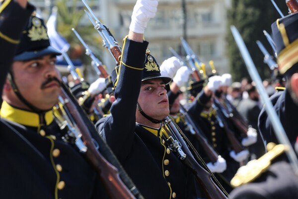 F-16, τανκς, εύζωνες και πεζοναύτες στην παρέλαση της 25ης Μαρτίου