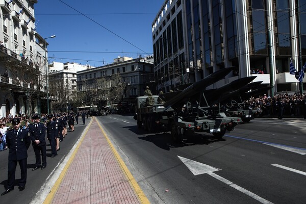 F-16, τανκς, εύζωνες και πεζοναύτες στην παρέλαση της 25ης Μαρτίου