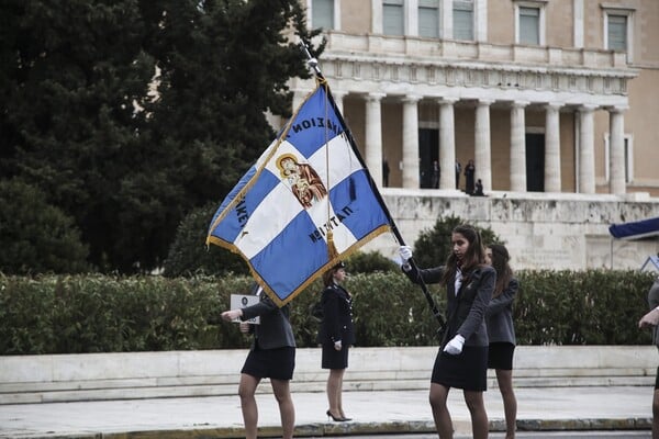 Σε εξέλιξη η μαθητική παρέλαση για την επέτειο της 25ης Μαρτίου στο κέντρο της Αθήνας