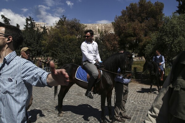 Η έφιππη πομπή της documenta 14 κάτω απ' την Ακρόπολη