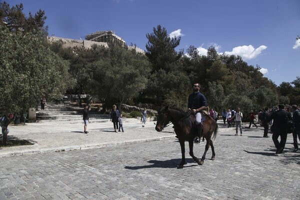 Η έφιππη πομπή της documenta 14 κάτω απ' την Ακρόπολη