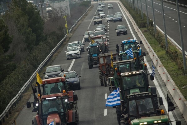 Λήγει το τελεσίγραφο των αγροτών- «Ζεσταίνουν» τα τρακτέρ για Αθήνα