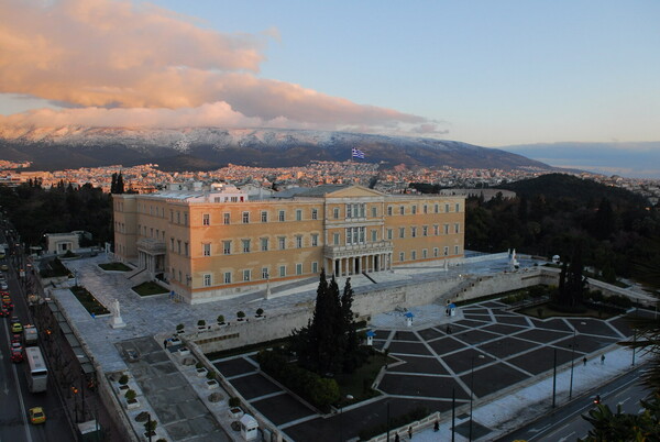 Φραγμοί στη Βουλή, 1500 αστυνομικοί, κλειστός Εθνικός Κήπος και κλούβες παντού την Πέμπτη