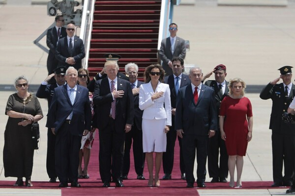 Ο Nτόναλντ Τραμπ και η Μελάνια, στα λευκά αυτή τη φορά, μόλις έφθασαν στο Ισραήλ