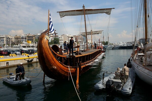 Μια ιστορική τριήρης βρίσκεται από χθες στον Πειραιά (ΦΩΤΟΓΡΑΦΙΕΣ)