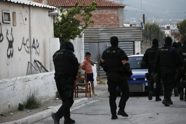 Σήμερα κηδεύεται ο 11χρονος Μάριος - Ρομά γλεντούσαν και πυροβολούσαν στον αέρα κοντά στο σχολείο όπου σκοτώθηκε ο μαθητής