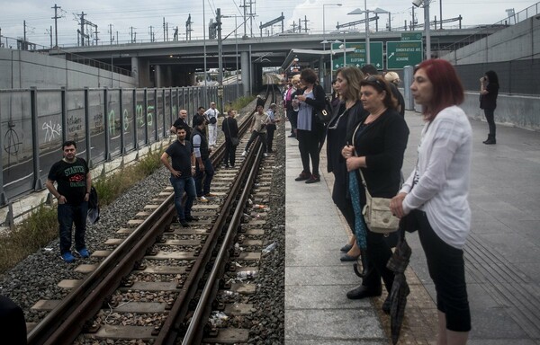 Πορεία διαμαρτυρίας στο Μενίδι και συμβολικός αποκλεισμός του προαστιακού σταθμού