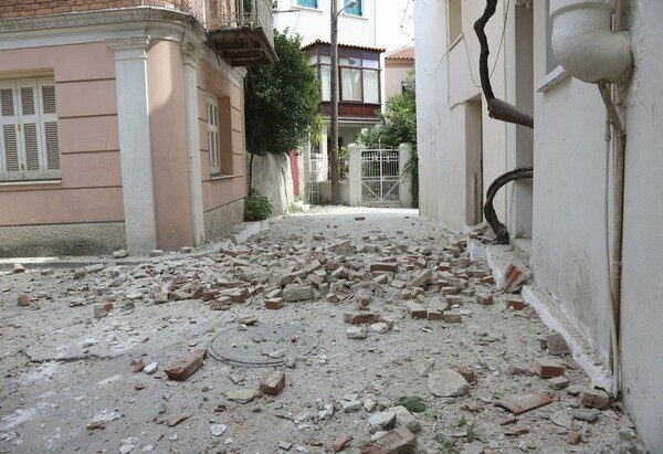 Μία τραυματίας και κατάρρευση παλαιών σπιτιών από τον σεισμό στη Λέσβο