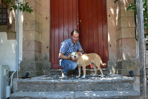 Το σκυλί της 43χρονης που σκοτώθηκε στη Βρίσα έσκαβε τα ερείπια για να την ξεθάψει και έμεινε εκεί κλαίγοντας