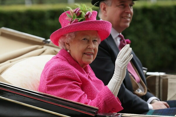 Η βασίλισσα Ελισάβετ παίρνει αύξηση 6 εκατομμύρια λίρες