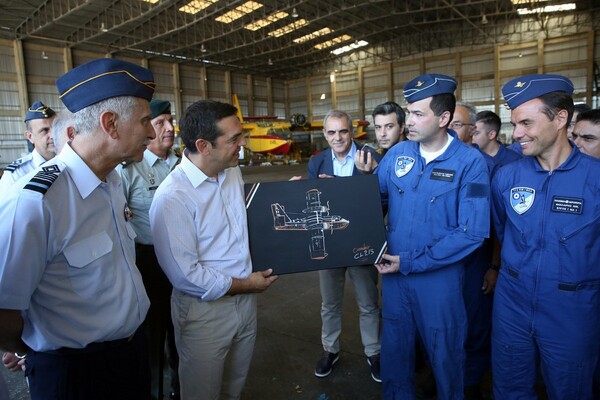 Το δώρο που έκαναν οι τεχνικοί των Canadair στον Τσίπρα