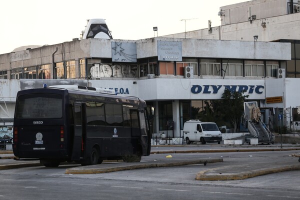 Οι φωτογραφίες της εκκένωσης του Ελληνικού από πρόσφυγες και μετανάστες