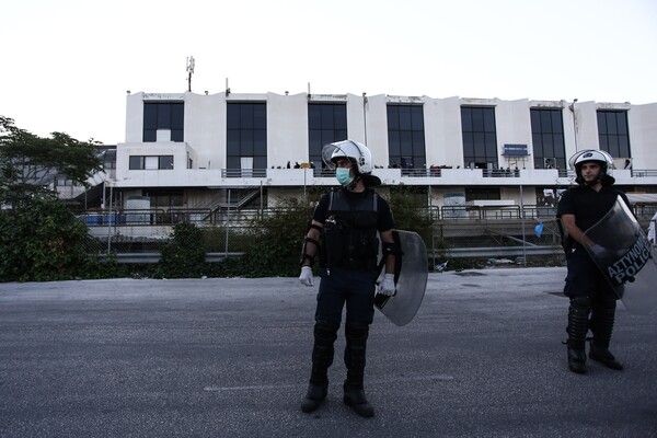 Οι φωτογραφίες της εκκένωσης του Ελληνικού από πρόσφυγες και μετανάστες