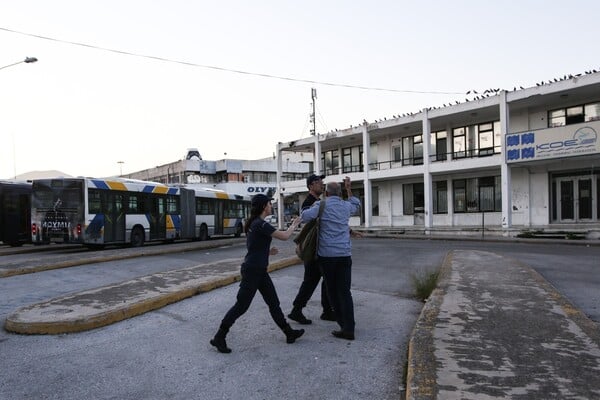 Οι φωτογραφίες της εκκένωσης του Ελληνικού από πρόσφυγες και μετανάστες