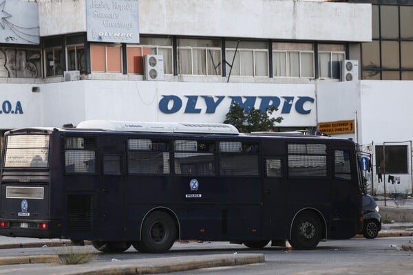 Οι φωτογραφίες της εκκένωσης του Ελληνικού από πρόσφυγες και μετανάστες