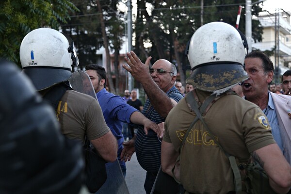 Φωτογραφίες από τα επεισόδια και την ένταση στο Μενίδι