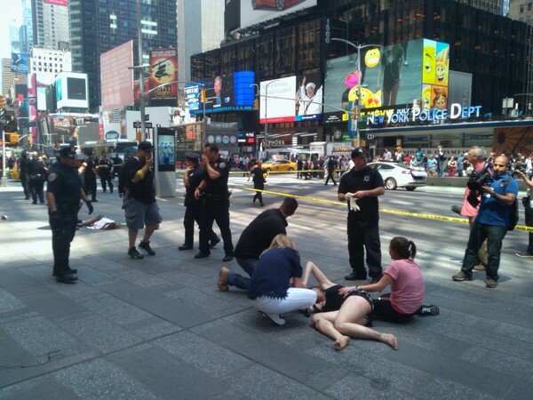 Αυτοκίνητο έπεσε σε πλήθος στην Times Square στη Νέα Υόρκη