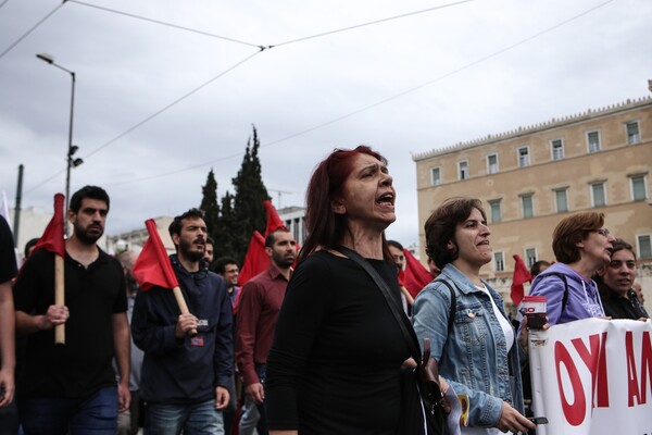 Σε εξέλιξη η πορεία των εργαζομένων- Φωτογραφίες από το συλλαλητήριο στο κέντρο της Αθήνας