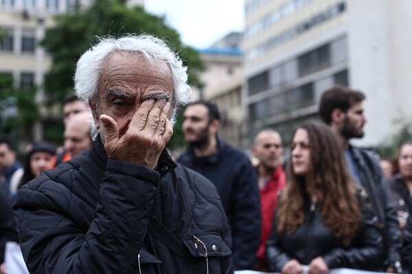 Σε εξέλιξη η πορεία των εργαζομένων- Φωτογραφίες από το συλλαλητήριο στο κέντρο της Αθήνας