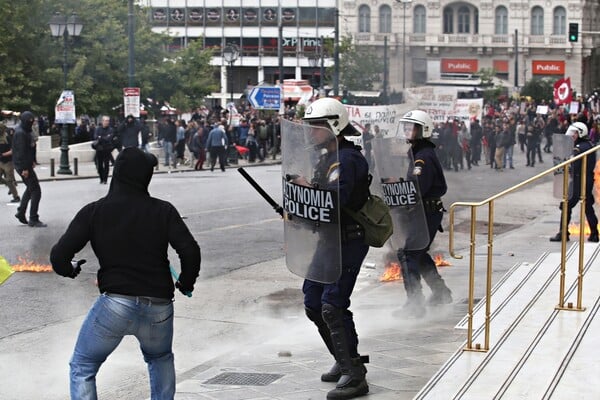 Μολότοφ, φωτοβολίδες και χημικά στο κέντρο της Αθήνας- Φωτογραφίες από τα επεισόδια στο συλλαλητήριο