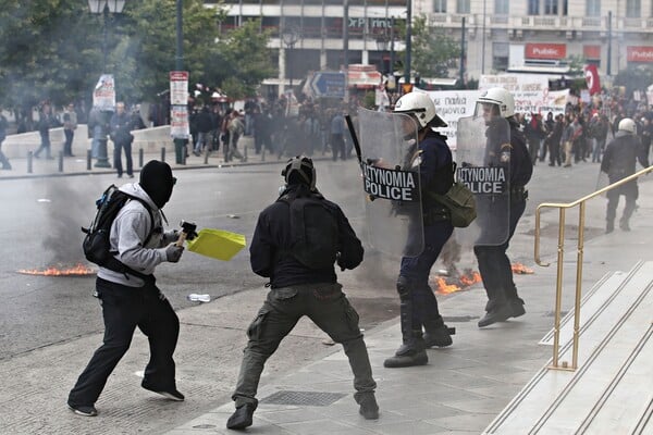 Μολότοφ, φωτοβολίδες και χημικά στο κέντρο της Αθήνας- Φωτογραφίες από τα επεισόδια στο συλλαλητήριο