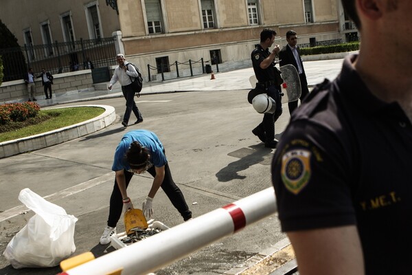 Συγκέντρωση του ΠΑΜΕ ενάντια στα μέτρα - Πέταξαν σαρδέλες έξω από τη Βουλή