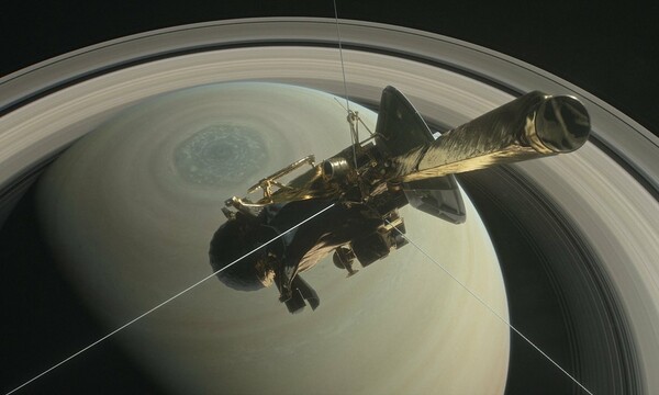 Το διαστημόπλοιο Cassini στέλνει τις πρώτες φωτογραφίες μέσα από τους δακτυλίους του Κρόνου