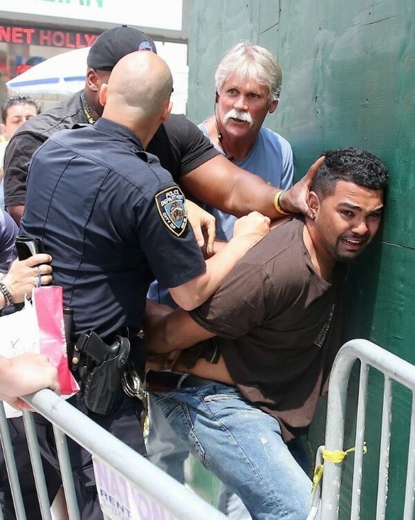 Αυτοκίνητο έπεσε σε πλήθος στην Times Square στη Νέα Υόρκη