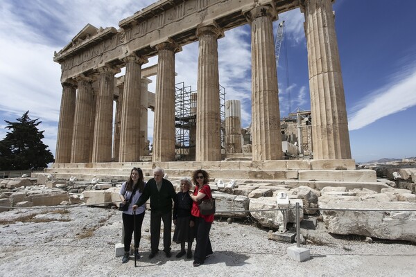 H πρώην πρόεδρος της Αργεντινής Κρ. Κίρχνερ ξεναγείται στην Ακρόπολη - ΦΩΤΟΓΡΑΦΙΕΣ