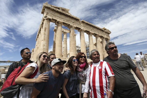 H πρώην πρόεδρος της Αργεντινής Κρ. Κίρχνερ ξεναγείται στην Ακρόπολη - ΦΩΤΟΓΡΑΦΙΕΣ