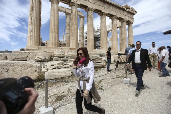 H πρώην πρόεδρος της Αργεντινής Κρ. Κίρχνερ ξεναγείται στην Ακρόπολη - ΦΩΤΟΓΡΑΦΙΕΣ