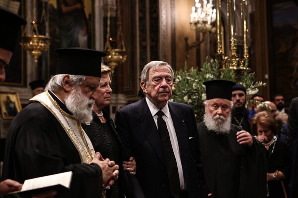 Ο τέως βασιλιάς Κωνσταντίνος στη Μητρόπολη για την κηδεία του Μητσοτάκη - ΦΩΤΟΡΕΠΟΡΤΑΖ