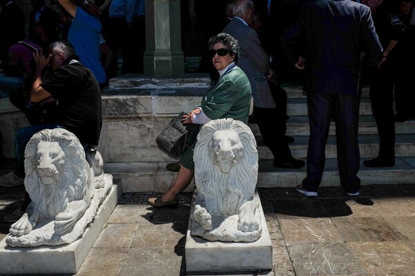 Ο τέως βασιλιάς Κωνσταντίνος στη Μητρόπολη για την κηδεία του Μητσοτάκη - ΦΩΤΟΡΕΠΟΡΤΑΖ