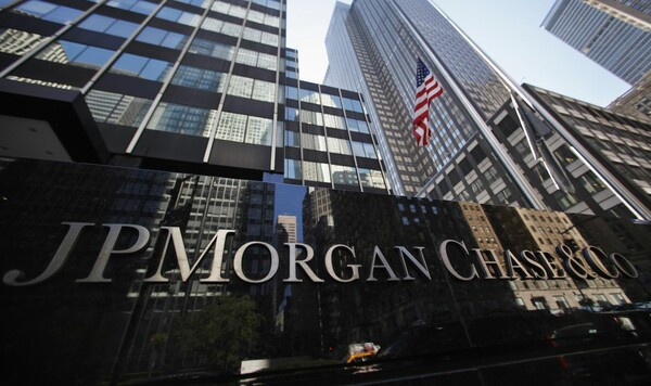 Bloomberg: Η JPMorgan θα μεταφέρει εκατοντάδες υπαλλήλους από το Λονδίνο, λόγω Brexit