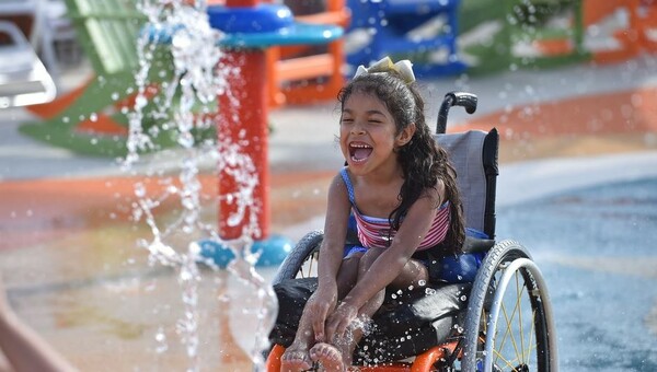 Μόλις κατασκευάστηκε το πρώτο water park στον κόσμο για άτομα με αναπηρία