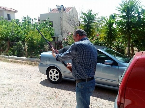 O αντιδήμαρχος Φυλής ρίχνει μπαλωθιές μέσα σε σχολείο - Τι απαντά ο ίδιος για τη φωτογραφία