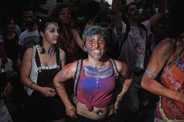 25 πολύχρωμες φωτογραφίες από το μεγάλο street party των χρωμάτων στην Αθήνα