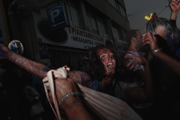 25 πολύχρωμες φωτογραφίες από το μεγάλο street party των χρωμάτων στην Αθήνα