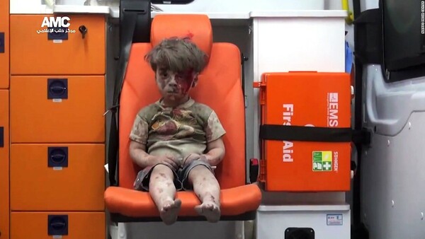 Η πρώτη δημόσια εμφάνιση του Omran - Πού είναι τώρα το αγόρι που έγινε σύμβολο της απόγνωσης στη Συρία