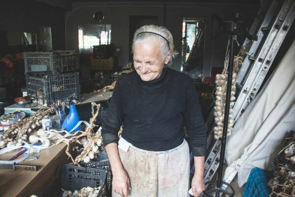 Αποχαιρετισμός στην κυρία Κούλα, την τελευταία «σκορδού» της Αθήνας