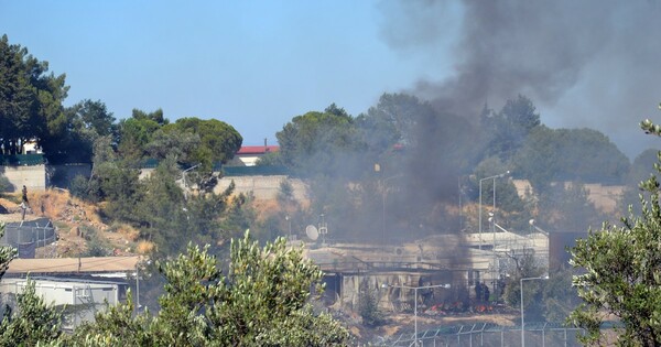 Σάμος: Για τέταρτη φορά φωτιά έξω από το κέντρο μεταναστών